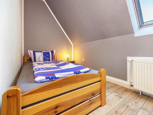 a small bedroom with a bed in a attic at Reihenhaus mit WLAN in Buchholz am Müritzsee in Buchholz