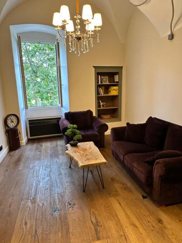 un salon avec un canapé et une table dans l'établissement Une nuit sous la voute, à Bastia