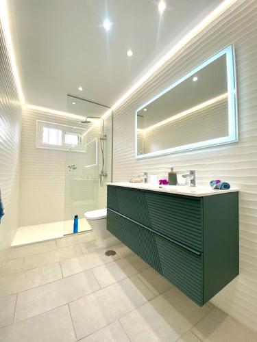 a bathroom with a green sink and a shower at Villa Princesa Sofia in Puerto del Carmen