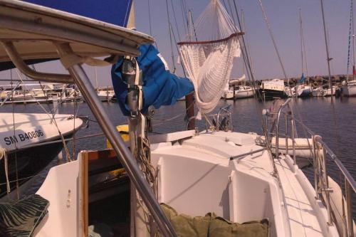 un bateau est amarré dans un port avec d'autres bateaux dans l'établissement Mental'o, à Marseillan