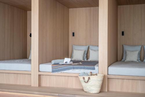 two twin beds in a room with mirrors at Seegut Zeppelin in Friedrichshafen