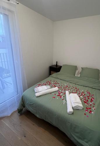 une chambre avec un lit avec des fleurs rouges dessus dans l'établissement Beautiful 1 bedroom apartment in Paris 17 - Clichy, à Clichy