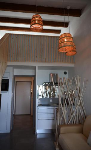 - un salon avec deux lumières et un canapé dans l'établissement Duplex de charme en bord de mer, à Sanary-sur-Mer