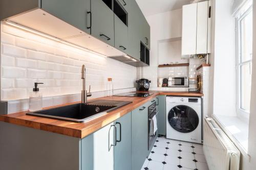 une cuisine avec un évier et un lave-vaisselle dans l'établissement Le Charlise, à Metz