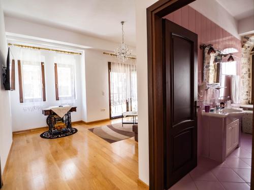 Φωτογραφία από το άλμπουμ του Mansion 1887 στον Λιμένα