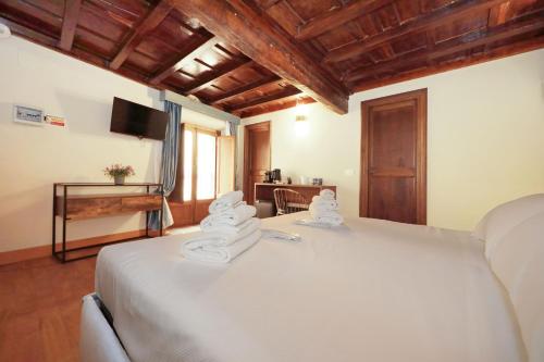 Postel nebo postele na pokoji v ubytování Golden Pantheon Rooms