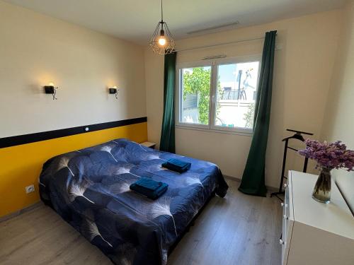 a bedroom with a bed with two pillows on it at Villa Dolce Vida proche golf, lac, plage et Collioure in Villeneuve-de-la-Raho