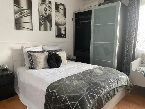 Postel nebo postele na pokoji v ubytování Grand logement 5 min de Paris