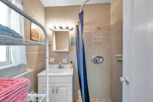 Wave condo في سانت بيتي بيتش: حمام صغير مع دش ومغسلة