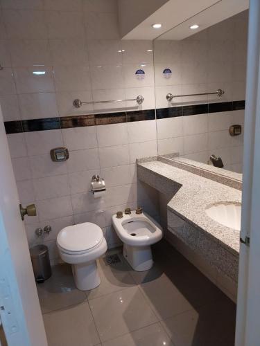 a bathroom with a toilet and a sink at Departamento 5 Londres - Edificio VILAUT by INMOVE Temporarios in Córdoba