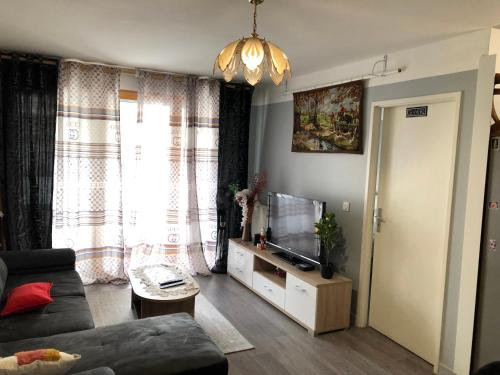 Ruang duduk di Large Duplex Close to Orly airport and Paris via Metro 14