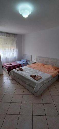 斯库台New apartment in the city center的配有两张床的休息室