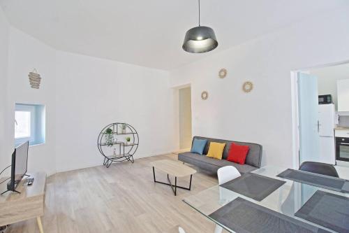 un salon avec un canapé et une table dans l'établissement Le lumineux P3 de Cristiano, à Nîmes