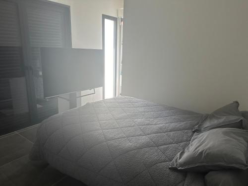 une chambre avec un lit, un bureau et une fenêtre dans l'établissement Villa avec piscine, à Rochefort-du-Gard