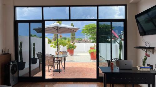 a room with a patio with a table and an umbrella at Pent house con terraza o departamento con balcón en el centro de oaxaca in Oaxaca City