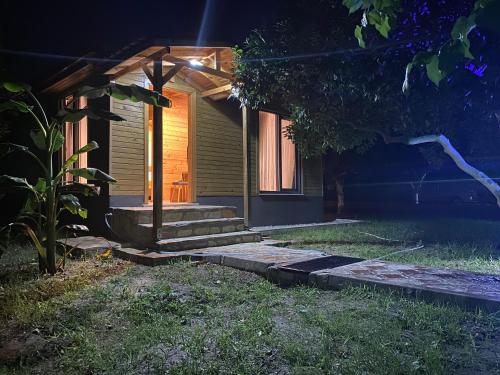 Taman di luar Metenin tatil evleri