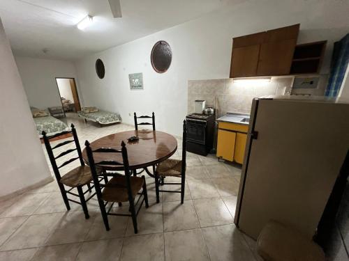 a kitchen and dining room with a table and chairs at Cybeles Family Apart in Villa Carlos Paz