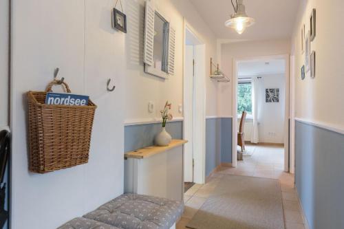 a hallway of a home with a wicker basket on the wall at Ferienwohnungen Christina Erisgen in Olderup