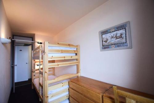 une chambre avec un lit superposé et un escalier dans l'établissement Résidence Aime 2000 - 4 Pièces 7/8 pers - AIME 2000 - PLAGNE AIME 2000- WIFI MAE-1864, à La Plagne Tarentaise