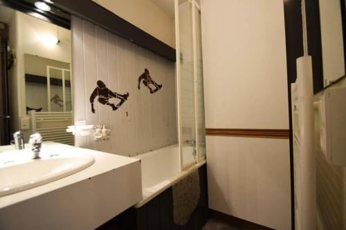 une salle de bain avec un lavabo, un miroir et une baignoire dans l'établissement Résidence Aime 2000 - 4 Pièces 7/8 pers - AIME 2000 - PLAGNE AIME 2000- WIFI MAE-1864, à La Plagne Tarentaise