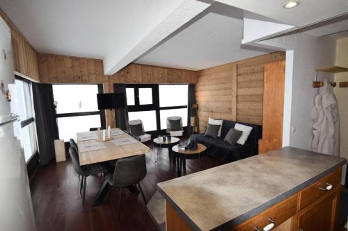 une cuisine et un salon avec une table et des chaises dans l'établissement Résidence Aime 2000 - 2 Pièces 4 pers.PLAGNE AIME 2000 MAE-7314, à Aime La Plagne