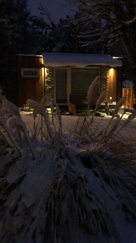 une maison est couverte de neige la nuit dans l'établissement Monoambiente, à San Carlos de Bariloche