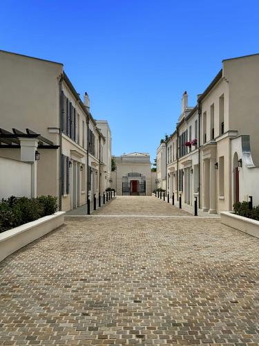 une rue pavée vide avec des bâtiments de chaque côté dans l'établissement Modern Apartment Near Disneyland Paris, à Serris