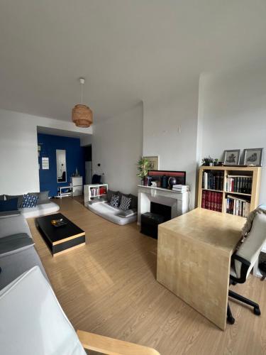 un salon avec un canapé et une table dans l'établissement Appartement vue sur mer à Marseille, à Marseille