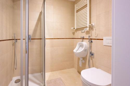 Un baño de Portopiccolo Apartments with Garden and Beach included
