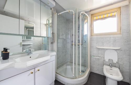 une salle de bain avec une douche, un lavabo et des toilettes dans l'établissement Bail mobilité I La Defense et Paris en 15min, à Levallois-Perret