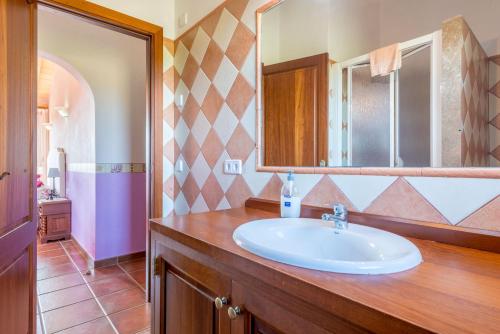 a bathroom with a sink and a mirror at Can Pedro - Sa Torre Nova in Son Carrió