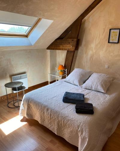 une chambre avec un lit avec deux serviettes dessus dans l'établissement Gîte Utah du DOMAINE DE SAINT-VIGOR, à Saint-Pellerin