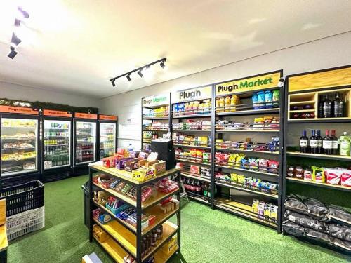 a grocery store aisle with a lot of products at 1606 - Luxo e Conforto na Cidade Maia in Guarulhos
