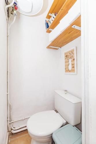 a bathroom with a toilet and a sink at Studio Bois de Vincennes in Vincennes