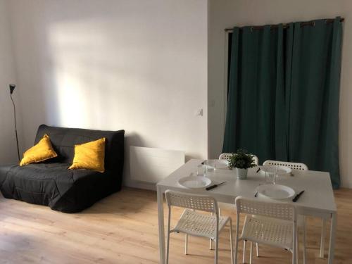 un salon avec une table et un canapé dans l'établissement T3 refait à neuf, lumineux et confortable, à Toulon