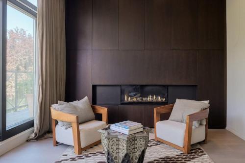 a living room with two chairs and a fireplace at The Retreat in Brussels