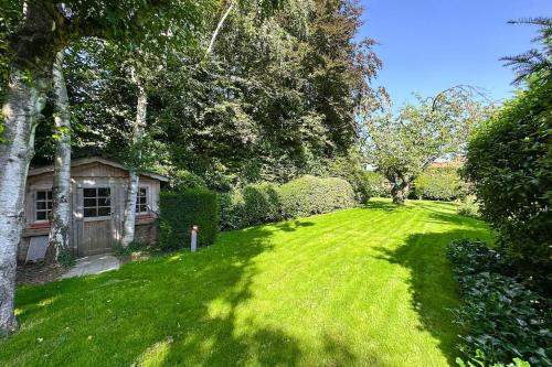 a yard with a green lawn with a house at The Retreat in Brussels