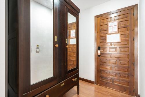 a wooden door in a hallway next to a door at Hotel La Quinta de Santillán in Chinchón