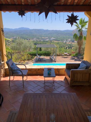 d'une terrasse avec vue sur la piscine. dans l'établissement Villa avec piscine, location à la semaine, à Montauroux