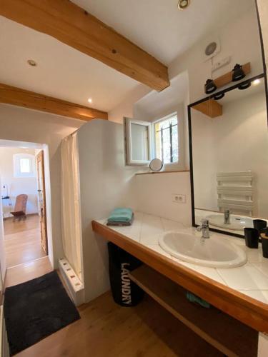 une salle de bain avec un lavabo et un miroir dans l'établissement Villa avec piscine, location à la semaine, à Montauroux