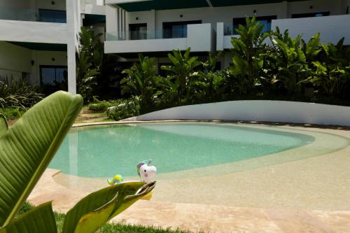 a small swimming pool with a stuffed animal in it at Magnifique appartement front mer in Tamaris