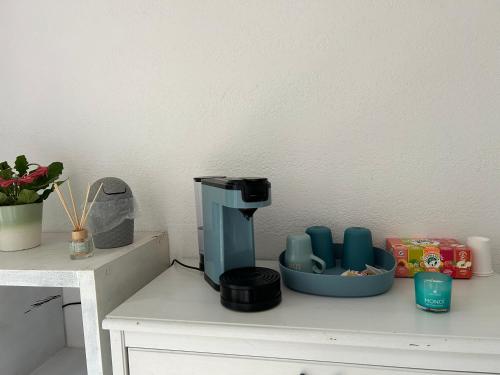 une cafetière posée sur un meuble blanc dans l'établissement Chambre dans dépendance avec SDB privée, à Octon