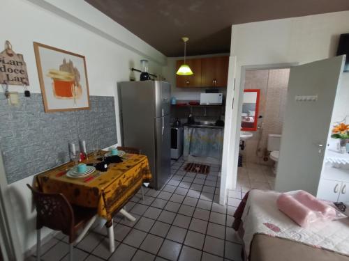 累西腓Lar Recife Olinda Praia 2, na Avenida Boa Viagem的配有桌子和冰箱的厨房和餐厅