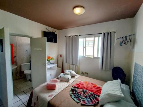 累西腓Lar Recife Olinda Praia 2, na Avenida Boa Viagem的一间卧室，床上有两个枕头