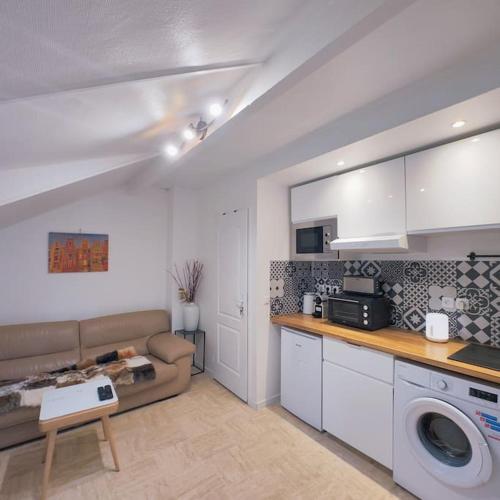 un salon avec un canapé et une cuisine dans l'établissement un appartement individuel dans une maison proche de Paris avec un accès facile aux transports en commun, au Plessis-Robinson