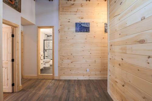 ein Zimmer mit einer Holzwand und einem Badezimmer in der Unterkunft Fabulous 4Bed 3 bath Cottage Pool Hot tub Games in Gatlinburg