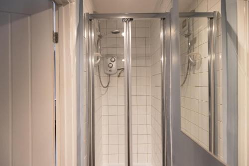 サンダーランドにある26 Riversdaleの浴室のガラス扉付きシャワー