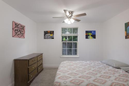 Un dormitorio con una cama y un ventilador de techo. en 126 Lucas Street, en San Antonio