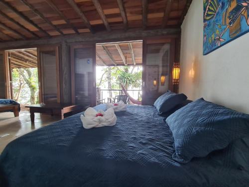 a bedroom with a bed with towels on it at Paraíso Azul Retiro in Abraão