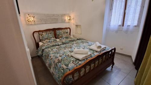 une chambre avec un lit avec deux serviettes dessus dans l'établissement Joli studio avec cour intérieure, à Aix-les-Bains